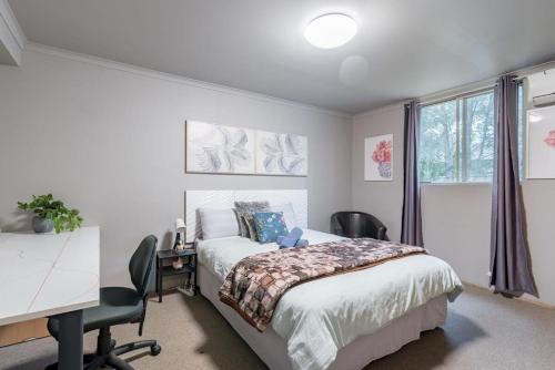 Ein Bett oder Betten in einem Zimmer der Unterkunft Boutique Private Rm 7 Min Walk to Sydney Domestic Airport - SHAREHOUSE