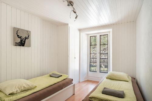 een slaapkamer met 2 bedden en een raam bij Auberge du Mont Blanc in Trient