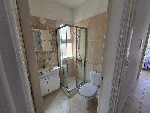 Koupelna v ubytování Cyprus 2 beds ensuite pool patio wifi parking