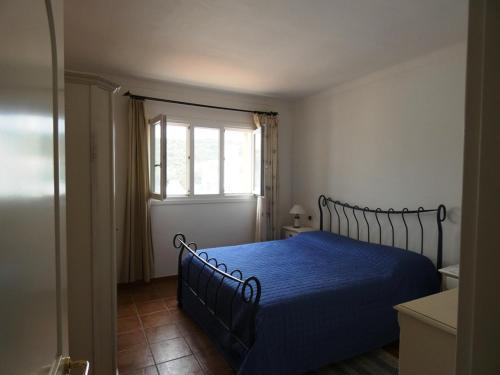 Un pat sau paturi într-o cameră la Santa Teresa Harbour Apartment