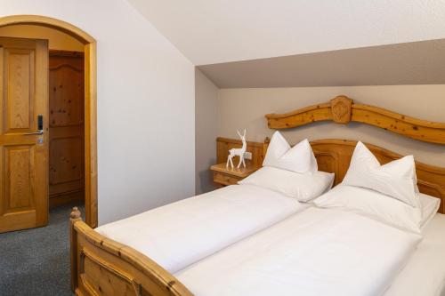 a bedroom with two beds with white pillows at Wander- und Wellnesshotel Kanzler in Bad Mitterndorf