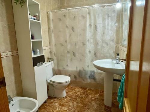een badkamer met een toilet en een wastafel bij Casa 4 habitaciones, 5 personas in Puerto de Mazarrón