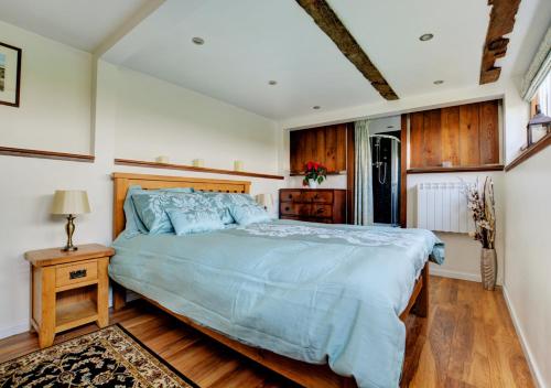 Melton Constable的住宿－The Signal Box，一间卧室配有一张带蓝色棉被的大床