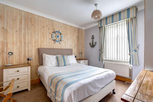 1 dormitorio con cama y ventana en The Derby Conference Centre and Hotel, en Derby