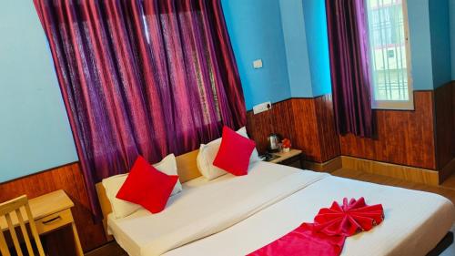 um quarto com uma cama com arcos vermelhos em PRANJAL INN HOTEL em Patna