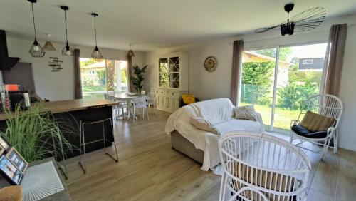 sala de estar con sofá y chimenea en La Villa des Verdiers standing 6 personnes, en Andernos-les-Bains