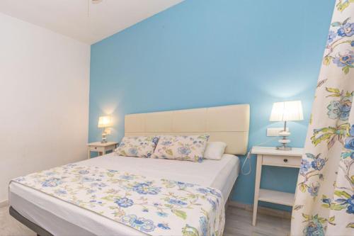 - une chambre avec un lit et 2 tables avec des lampes dans l'établissement Epsilon, à Fuengirola