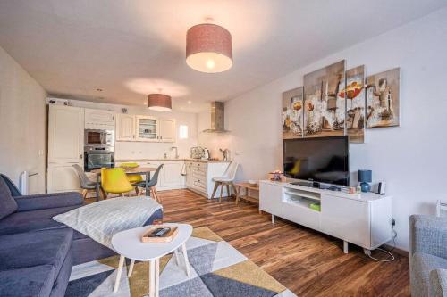 un salon avec un canapé et une table dans l'établissement Magnifique maison de ville - parking - proche Disney, à Fublaines