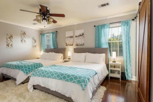 Tempat tidur dalam kamar di Gorgeous Alabama Home 4 Miles to Stadium Sleeps 8