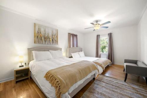 een slaapkamer met een bed en een plafondventilator bij Gorgeous EST Mercedes Stdm 10-min Patio Slps 10 in Atlanta