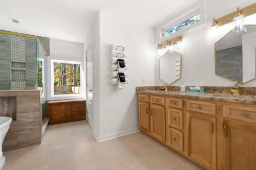 een badkamer met een wastafel en een spiegel bij Gorgeous EST Mercedes Stdm 10-min Patio Slps 10 in Atlanta