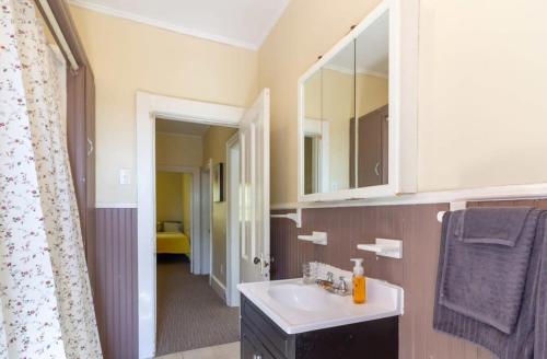 uma casa de banho com um lavatório e um espelho em Cozy 3-Bdrm for the family, in Uptown Saint John Parking Coffee em Saint John