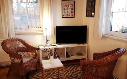 Una sala de estar con dos sillas y un televisor de pantalla plana. en Ferienhaus Plessberg, en Plessberg