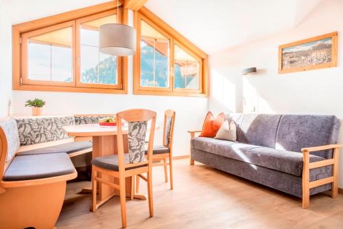 ein Wohnzimmer mit einem Sofa und einem Tisch in der Unterkunft Prechtlhof in Flachau in Flachau