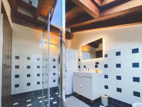 a bathroom with a glass shower and a sink at [Castelletto] - Armonia rustica e moderna in Bressana Bottarone