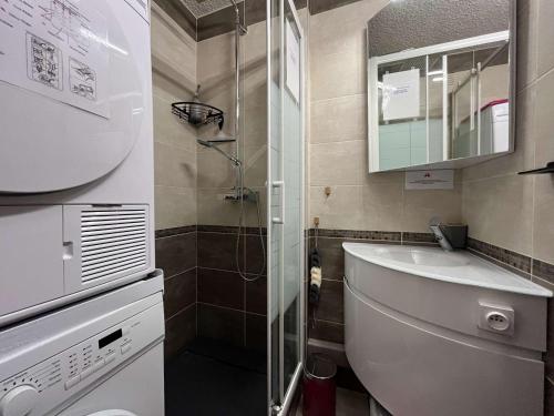 une petite salle de bain avec un lavabo et une douche dans l'établissement Appartement rénové avec 2 pièces et parking privé à Gruissan, proche plage du Grazel - FR-1-229-883, à Gruissan