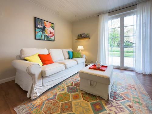 sala de estar con sofá blanco y mesa en Backhus Nordkampen, en Walsrode