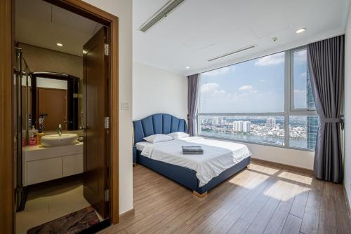 1 dormitorio con 1 cama y baño con ventana en VINHOMES LANDMARK CONDOTEL SUITE, en Ho Chi Minh