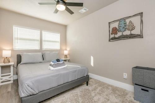 um quarto com uma cama e uma ventoinha de tecto em Updated stay Cozy with Hot Tub (2023 Model) em Amarillo