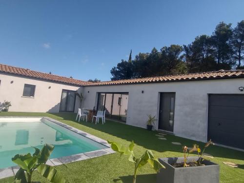une cour arrière avec une piscine et une maison dans l'établissement Villa pampa, à Malves