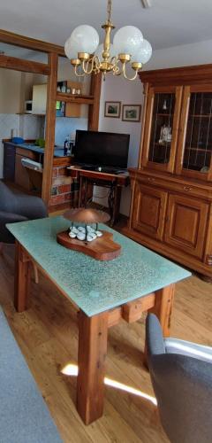 a table in a living room with a green counter top at Ferienwohnung Weise in Grillenberg