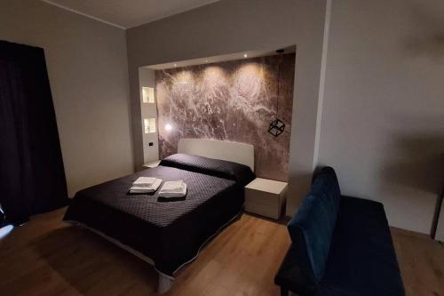 Un dormitorio con una cama con dos platos. en Suite Room Funai Silver, en Trapani