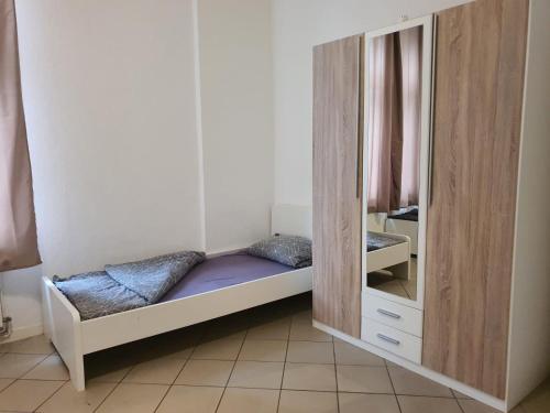 - une chambre avec des lits superposés et un miroir dans l'établissement Koala-1-5-Personen, à Brunsbüttel