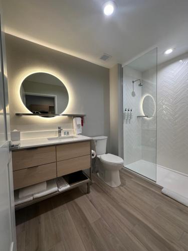 La salle de bains est pourvue de toilettes et d'une douche en verre. dans l'établissement TownePlace Suites by Marriott Weatherford, à Weatherford