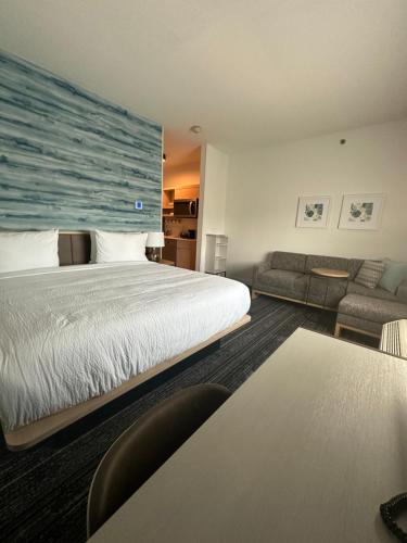 Habitación de hotel con cama y sofá en TownePlace Suites by Marriott Weatherford, en Weatherford
