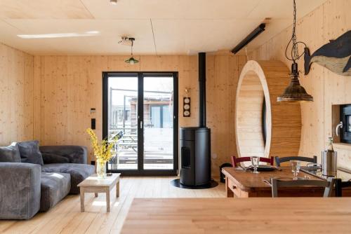 a living room with a couch and a table at Luxus-Hausboot DIVA mit Kamin in Hamburg