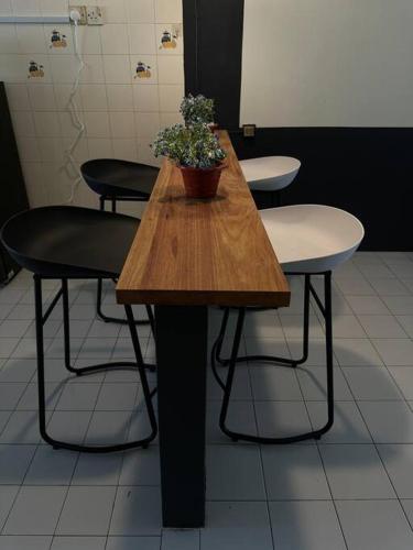 Imagen de la galería de Tabuan Jaya Keranji Home w Wi-Fi&Aircon, en Kuching