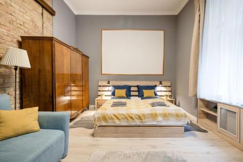 Urban Tranquillity by the Main Shopping Street