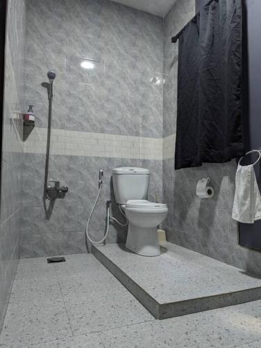 een badkamer met een toilet in een douchecabine bij Jenty Homes in Arusha