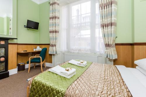 Un pat sau paturi într-o cameră la Gower House Hotel