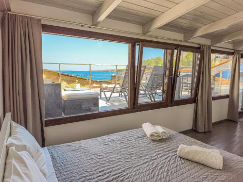 Charming Old Tannery House with Spacious Veranda and Stunning Sea View!
