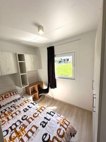 Habitación blanca con cama y ventana en LuxCube 3, en Agarn