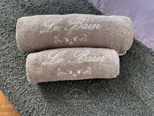 a pile of towels with handwriting on them at L'Archimède - Parking privé in Versailles