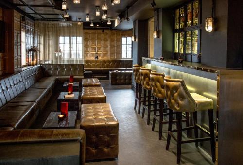 a restaurant with leather seats and a bar at Hotel Gotham in Manchester