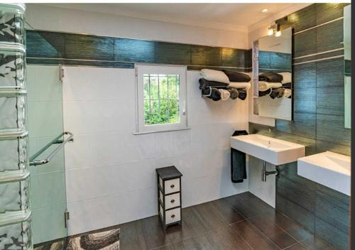 La salle de bains est pourvue d'un lavabo, d'un miroir et d'une fenêtre. dans l'établissement la casita de la playa 13, à El Campello