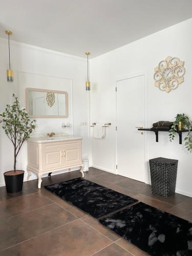 a white room with a table and a rug at Coeur Nature in Arsimont