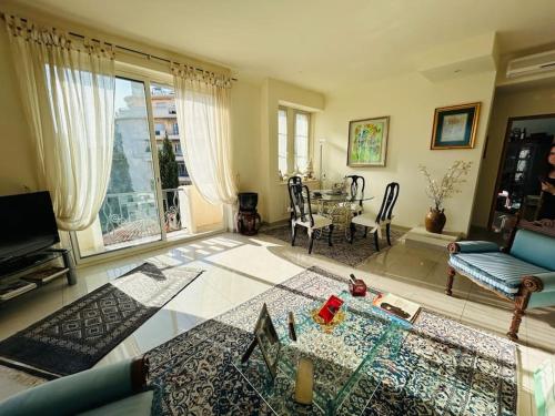 een woonkamer met een bank en een tafel bij Cannes appartement à 300 m des plages in Cannes