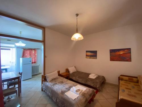 韋利卡的住宿－Marilena Apartments Anastasiou，带沙发、床和桌子的客房