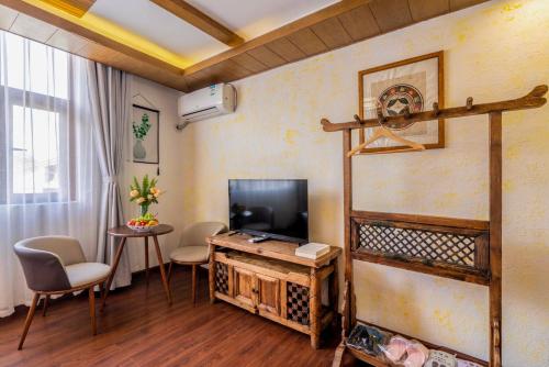 TV a/nebo společenská místnost v ubytování Frida's Inn 思法特观景客栈