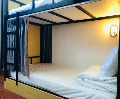- deux lits superposés dans une chambre dans l'établissement HOSTEL ECO TOURISM CẦN GIỜ, à Cần Giờ