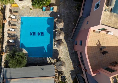 een overzicht van een kkk kitt bord op een gebouw bij Kri-Kri Village Holiday Apts by Estia in Kokkíni Khánion