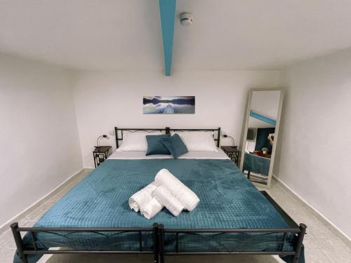 ein Schlafzimmer mit einem Bett mit Handtüchern darauf in der Unterkunft La Casetta di Giggè in Palermo