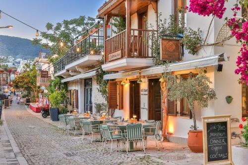 una calle en una ciudad con mesas y sillas en Old Town Hotel Kalkan, en Kalkan