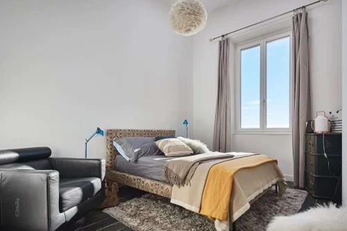 ein Schlafzimmer mit einem Bett, einem Sofa und einem Fenster in der Unterkunft Riviera Palace Panoramic Sea View 2Bed Belle Epoch in Beausoleil