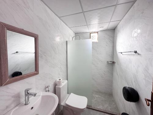 W łazience znajduje się umywalka, toaleta i lustro. w obiekcie Mirage Camp Wadi Rum w mieście Wadi Rum