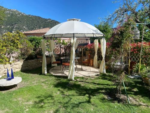Taman di luar L’Écrin de Gilette